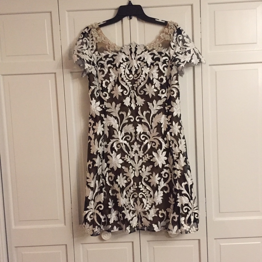 Gorgeous Holiday Party Dress! Marchesa Notte White Lace Sequin Dress. Size 8 NWT